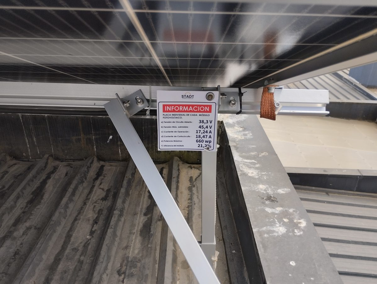 Estructura y placa técnica de una instalación solar de Stadt
