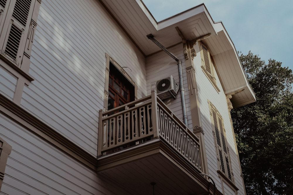 Unidad exterior de bomba de calor en una casa