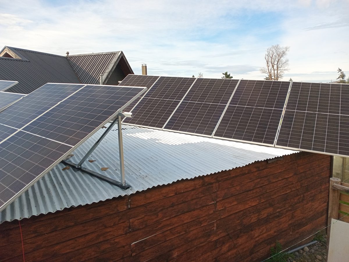Gran instalación solar sobre una construcción de madera y zinc