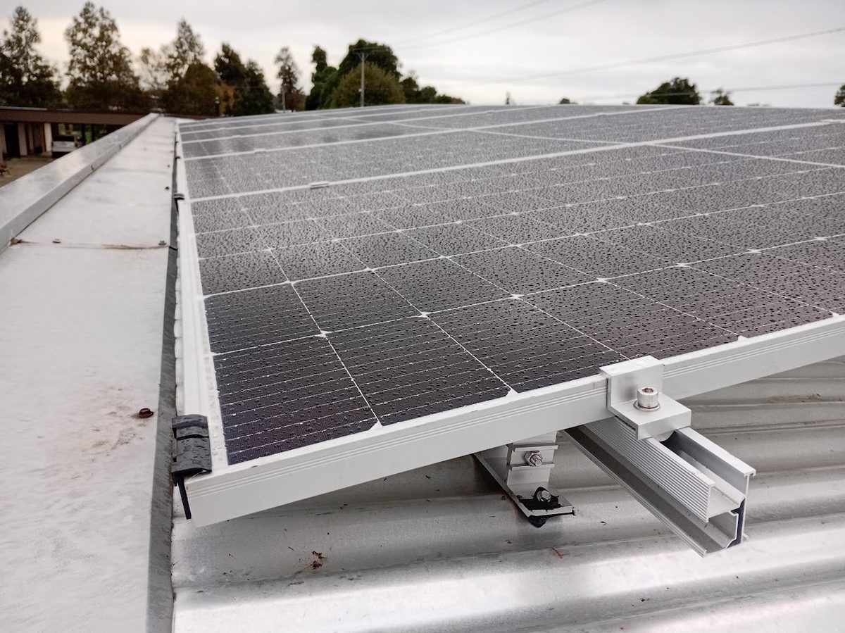 Arreglo solar sobre techo en el sur de Chile