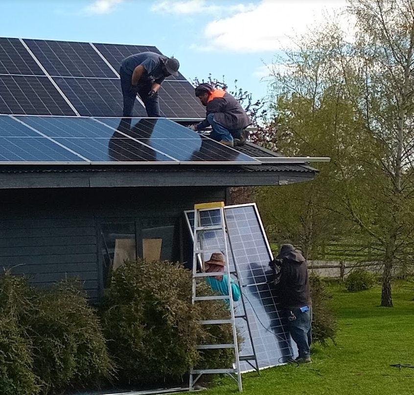 Equipo de Stadt instalando paneles sobre un techo
