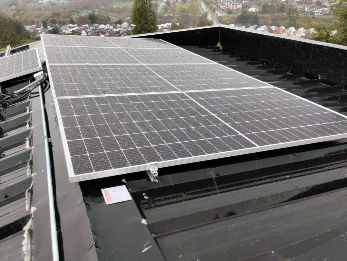 Paneles solares en un techo del sur de Chile