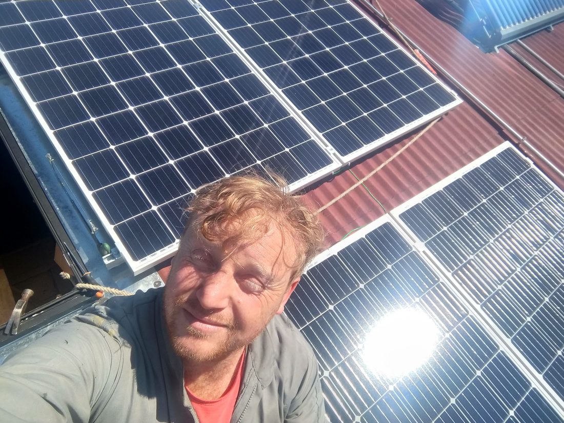 Stefan de Stadt en terreno, sobre un techo con paneles