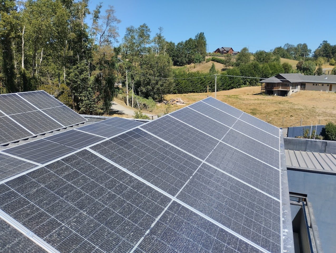 Instalación de paneles solares en un techo del sur de Chile