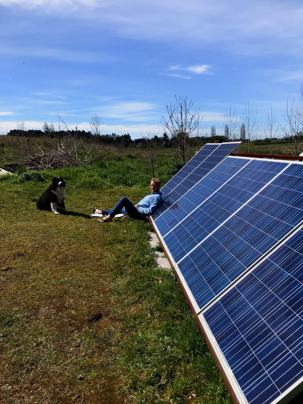 Stefan de Stadt trabajando en terreno junto a un arreglo solar