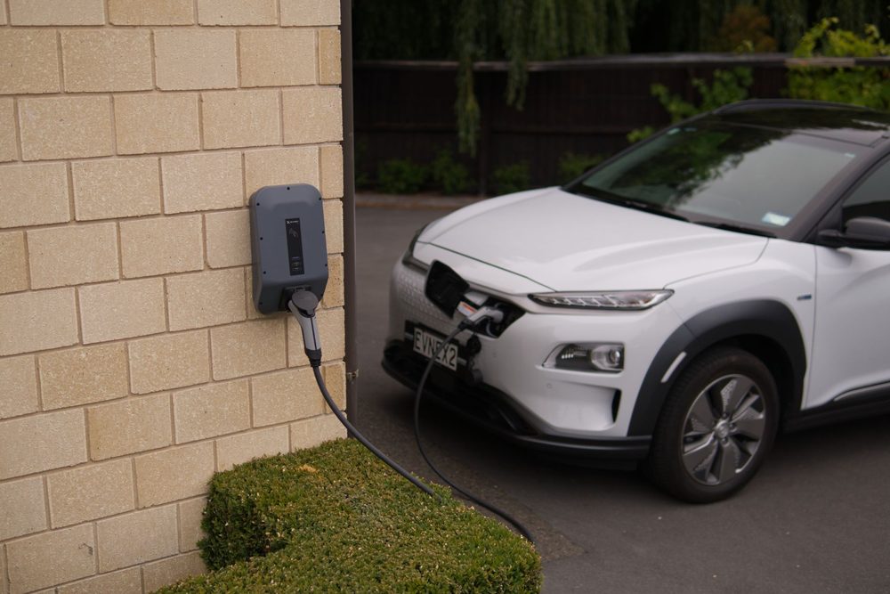 Auto eléctrico cargando en casa