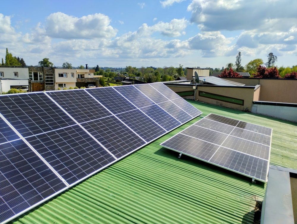 Paneles solares instalados en un techo en el sur de Chile