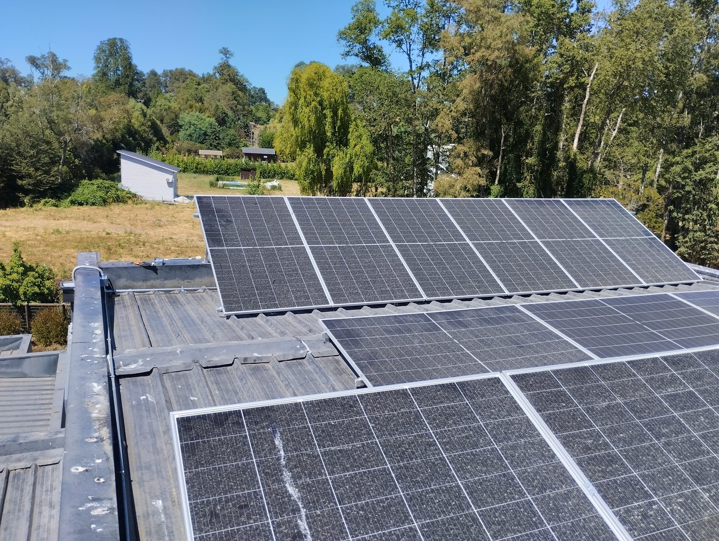 Paneles solares en el techo de Casa Volo, Osorno