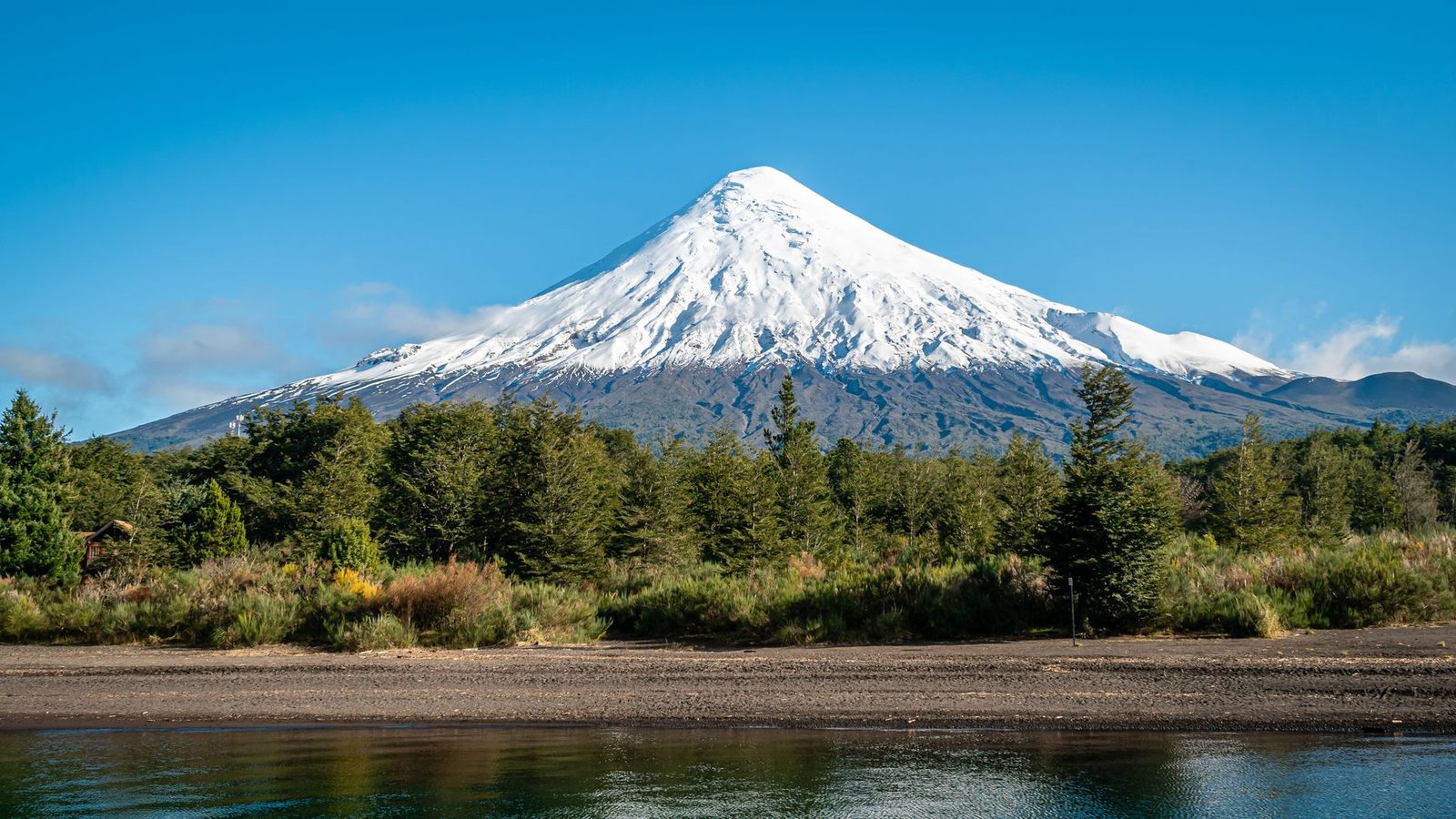 Volcán Osorno y lago en la zona sur de Chile